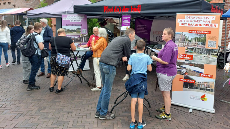 Stand Dorpsraad Losser tijdens Boerenmarkt - 2025